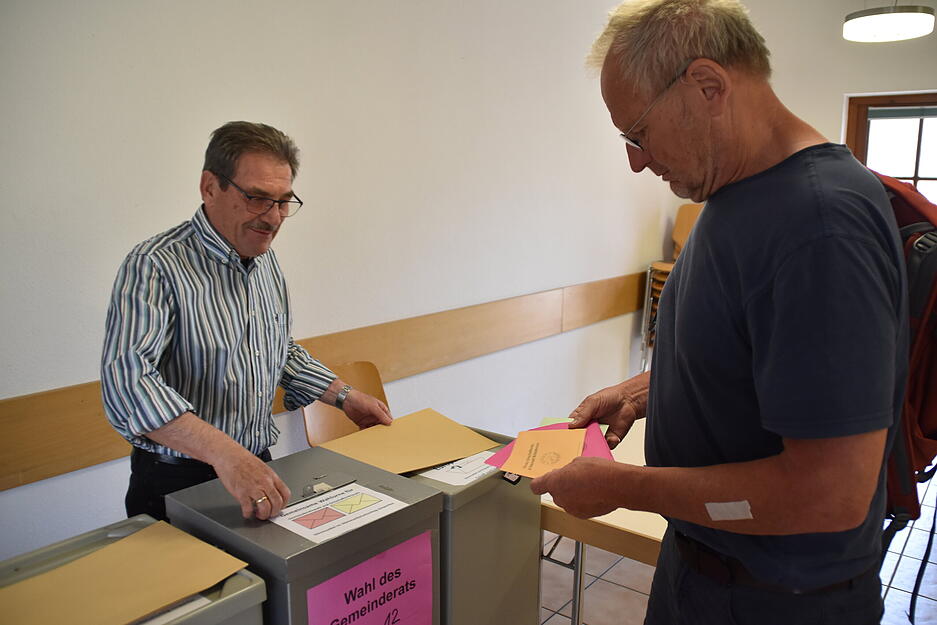 Sobald alles ausgefüllt ist, werden die Stimmzettel eingeworfen – bis 18 Uhr können Wahlberechtigte ihre Stimme abgeben.