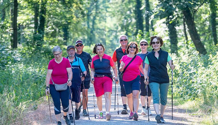 Isolde Reitz (links) leitet die Talheimer Nordic-Walking-Gruppe. Seit 2009 besteht die Aktivgruppe, die sich auch abseits vom Sport trifft und etwa gemeinsame Städtereisen unternimmt.