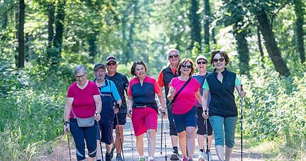 Isolde Reitz (links) leitet die Talheimer Nordic-Walking-Gruppe. Seit 2009 besteht die Aktivgruppe, die sich auch abseits vom Sport trifft und etwa gemeinsame Städtereisen unternimmt.
Foto: Mario Berger