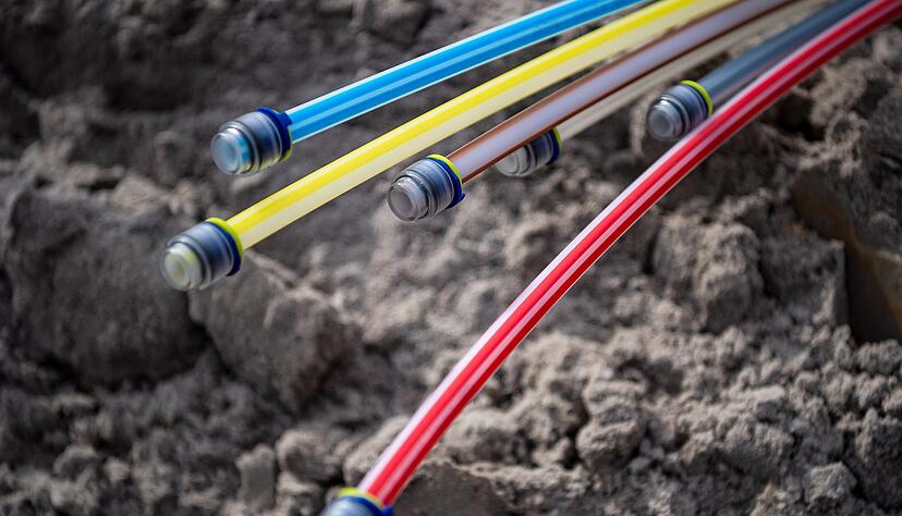 Wo kommen die Kabel fürs Lichtgeschwindigkeits-Netz der Zukunft unter die Erde − und wann? Diese Frage bewegt viele Bürger und ist auch in den Rathäusern der Region ein großes Thema. Nicht nur in Neuenstein braucht man nun Alternativen. Foto: dpa