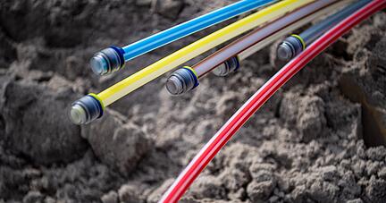 Wo kommen die Kabel fürs Lichtgeschwindigkeits-Netz der Zukunft unter die Erde − und wann? Diese Frage bewegt viele Bürger und ist auch in den Rathäusern der Region ein großes Thema. Nicht nur in Neuenstein braucht man nun Alternativen.
Foto: dpa