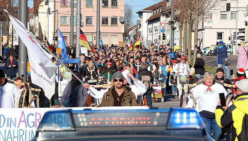 An einem Protestmarsch beteiligten sich laut Polizei rund 500 Teilnehmer. An einem Protestmarsch beteiligten sich laut Polizei rund 500 Teilnehmer.