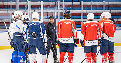 Die Heilbronner Falken mit Cheftrainer Niko Eronen (hinten) haben noch viel Arbeit vor der Brust. Am Dienstag geht es zum Testspiel nach Bietigheim.