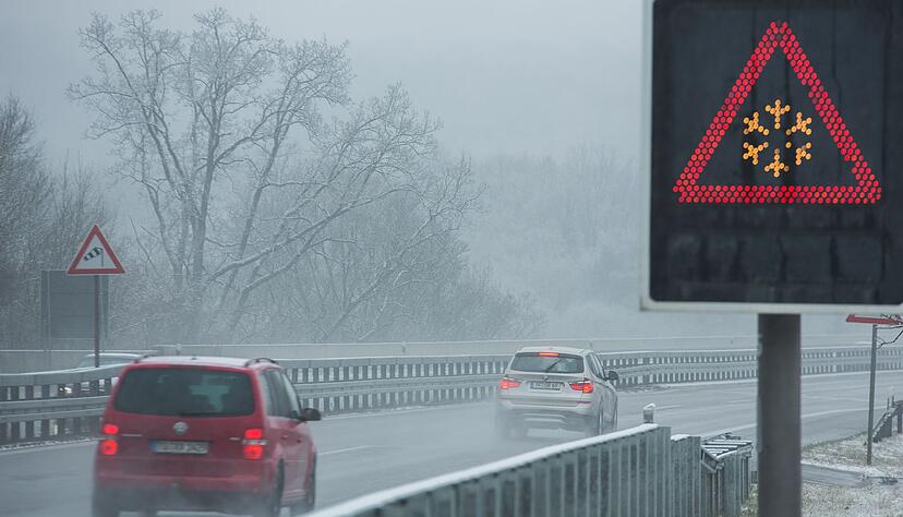 Gefrierende N&auml;sse kann f&uuml;r Autofahrer gef&auml;hrlich werden. (Symbolbild)