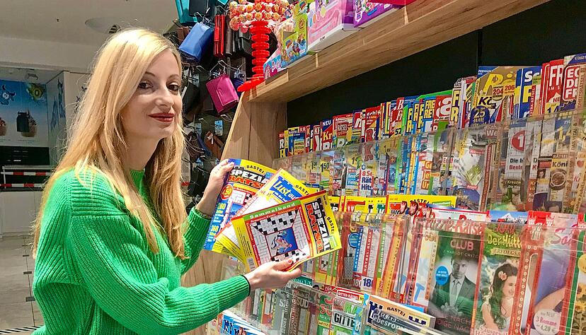"Momentan sind vor allem R&auml;tselhefte beliebt", erz&auml;hlt Verk&auml;uferin Georgia Georgakaki und zeigt einige Exemplare.
Foto: Linda Saxena