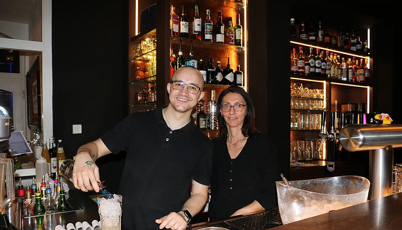Simon und Sevil arbeiten in dieser sommerlichen Freitagnacht im Service. Er mixt die Cocktails und Drinks, sie nimmt Bestellungen auf, serviert und plaudert mit den G&auml;sten.
Fotos: Tanja Weilemann