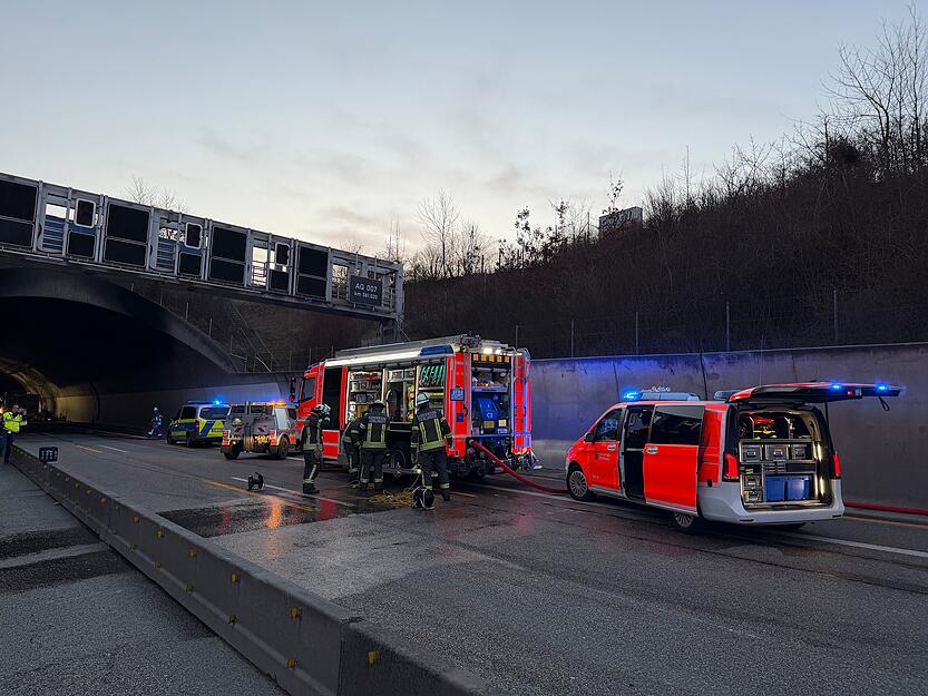 Eine gute Nachricht gibt es am Dienstag nach dem Feuer: Nur drei Personen wurden durch Rauchvergiftungen leicht verletzt.