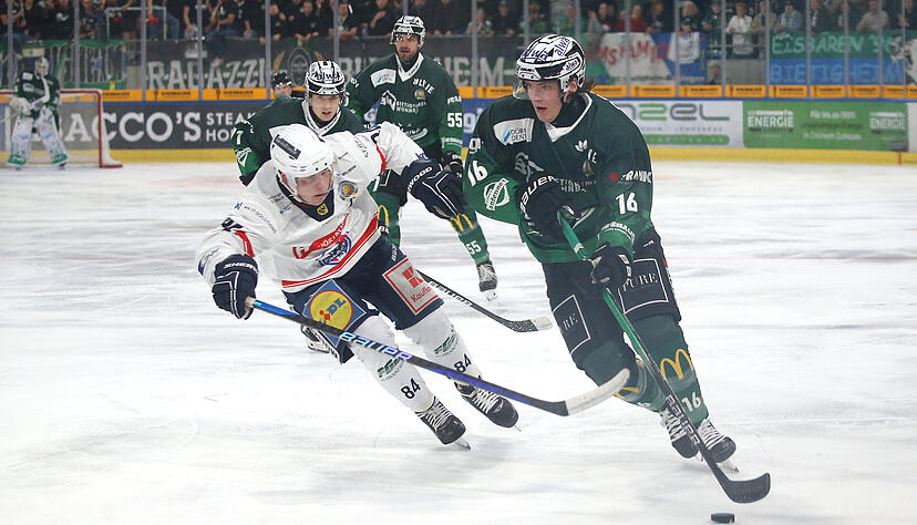 Falken-Verteidiger Malte Krenzlin (links) im Zweikampf mit Marvin Drothen, da noch im Trikot der Bietigheim Steelers. Falken-Verteidiger Malte Krenzlin (links) im Zweikampf mit Marvin Drothen, da noch im Trikot der Bietigheim Steelers.