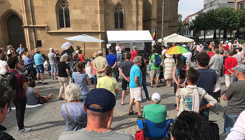 Die Polizei vor Ort schätzt die Teilnehmerzahl der Querdenken-Demo auf dem Kiliansplatz auf 250 Teilnehmer.