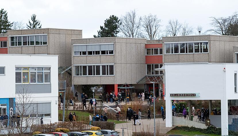 Ein besonderer Campus im Kraichgau ist der Eppinger Schulhügel zwischen Berliner Ring und Adolf-Vielhauer-Straße, hier mit der Hellbergschule im Vordergrund.
Foto: Mario Berger Ein besonderer Campus im Kraichgau ist der Eppinger Schulhügel zwischen Berliner Ring und Adolf-Vielhauer-Straße, hier mit der Hellbergschule im Vordergrund.
Foto: Mario Berger