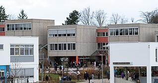 Ein besonderer Campus im Kraichgau ist der Eppinger Schulhügel zwischen Berliner Ring und Adolf-Vielhauer-Straße, hier mit der Hellbergschule im Vordergrund.
Foto: Mario Berger