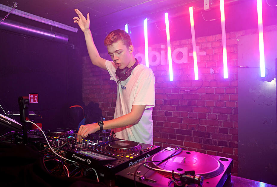 Zu früherer Stunde: Feiernde bei der Early Bird Party im Mobilat Zu früherer Stunde: Feiernde bei der Early Bird Party im Mobilat