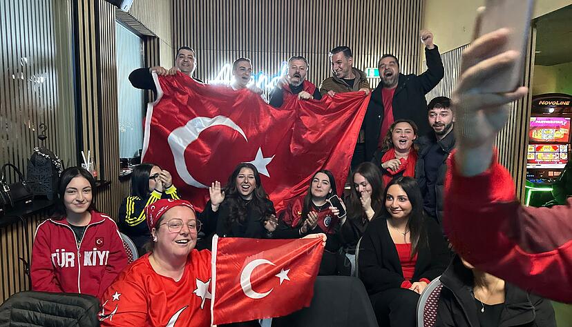 T&uuml;rkische Fans feiern ihre Mannschaft nach dem 1:0-Sieg &uuml;ber Kosovo in der Bar Ahanda in Neckarsulm.