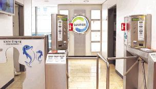 So geht man in der Stadtgalerie neuerdings zur Toilette: Erwachsene werfen 50 Cent ein und bekommen einen Gutschein, Kinder d&uuml;rfen umsonst.Fotos: Ralf Seidel