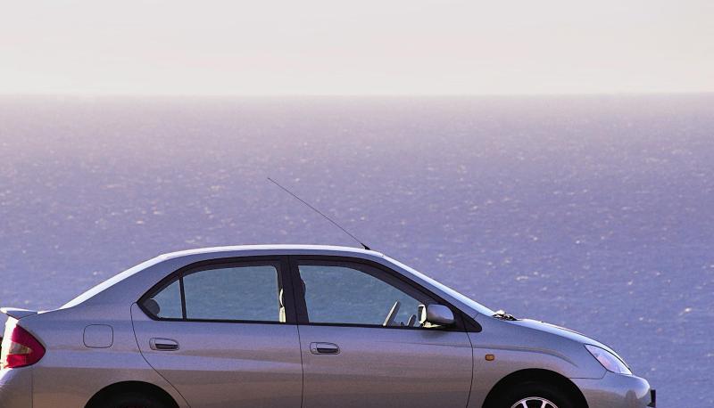 Pionierleistung in eher unscheinbarer Verpackung: Der Toyota Prius gilt als erstes Auto mit Hybridtechnik in Gro&szlig;serie.