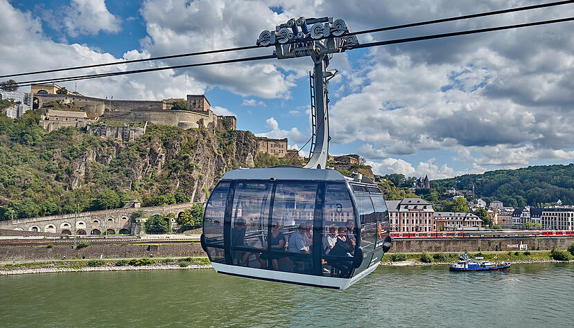 Die Seilbahn überquert den Rhein bei Koblenz zur Festung Ehrenbreitstein und überwindet dabei eine Höhendifferenz von 112 Metern. Andere deutsche Städte erwägen den Bau von Seilbahnen als klimafreundliche Alternative im Nahverkehr. Die Seilbahn überquert den Rhein bei Koblenz zur Festung Ehrenbreitstein und überwindet dabei eine Höhendifferenz von 112 Metern. Andere deutsche Städte erwägen den Bau von Seilbahnen als klimafreundliche Alternative im Nahverkehr.