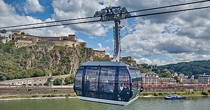 Die Seilbahn überquert den Rhein bei Koblenz zur Festung Ehrenbreitstein und überwindet dabei eine Höhendifferenz von 112 Metern. Andere deutsche Städte erwägen den Bau von Seilbahnen als klimafreundliche Alternative im Nahverkehr. Die Seilbahn überquert den Rhein bei Koblenz zur Festung Ehrenbreitstein und überwindet dabei eine Höhendifferenz von 112 Metern. Andere deutsche Städte erwägen den Bau von Seilbahnen als klimafreundliche Alternative im Nahverkehr.