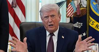 Trump ordnet die Bezahlung der Mitarbeiter des Heimatschutzministeriums an. (Archivbild)