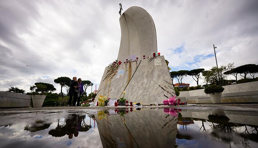 Der Papst hat nach Vatikan-Angaben wieder eine ruhige Nacht im Krankenhaus verbracht. (Archivbild)