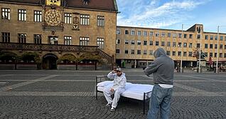 Ungewöhnliche Aktion: Ibra performt seinen neuen Song auf einem Bett mitten in Heilbronn.