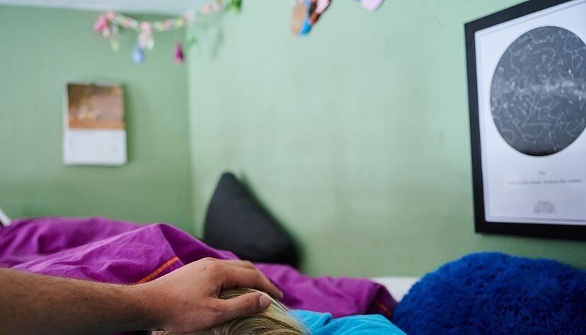 Ist das Kind krank, bleibt meist ein Elternteil zu Hause und k&uuml;mmert sich. Um das gemeinsam gut zu schultern, helfen fr&uuml;hzeitige Absprachen.