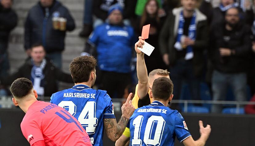 Platzverweis kurz nach der Pause: Karlsruhes Fabian Schleusener (l.) sieht Gelb-Rot. Platzverweis kurz nach der Pause: Karlsruhes Fabian Schleusener (l.) sieht Gelb-Rot.