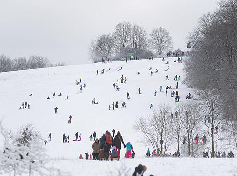 Bei Schnee verwandelt sich der beliebte Hang in Beilstein-Stocksberg zum Treffpunkt f&uuml;r Gro&szlig; und Klein.