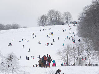 Bei Schnee verwandelt sich der beliebte Hang in Beilstein-Stocksberg zum Treffpunkt für Groß und Klein. Bei Schnee verwandelt sich der beliebte Hang in Beilstein-Stocksberg zum Treffpunkt für Groß und Klein.