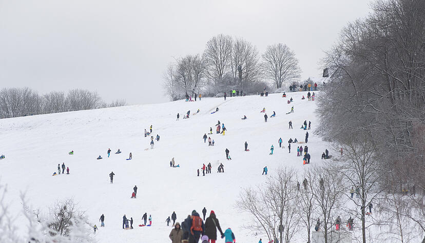 Bei Schnee verwandelt sich der beliebte Hang in Beilstein-Stocksberg zum Treffpunkt f&uuml;r Gro&szlig; und Klein.