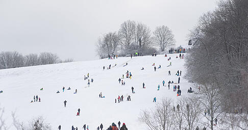 Bei Schnee verwandelt sich der beliebte Hang in Beilstein-Stocksberg zum Treffpunkt f&uuml;r Gro&szlig; und Klein.