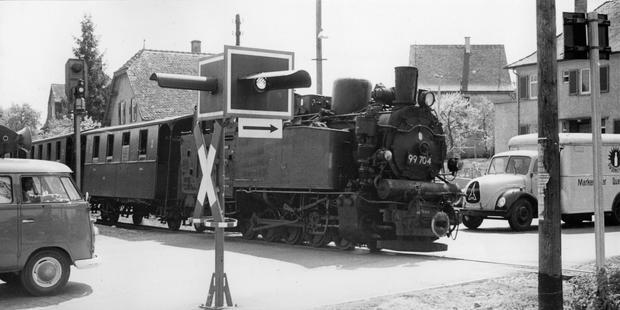 Die Dampfloks der Schmalspur-Zabergäubahn zuckeln mit 25 km/h recht gemächlich über die Strecke mit ihren insgesamt 67 Bahnübergängen, wie hier im Mai 1963 in Brackenheim. Beim Umbau auf Normalspur wird die Hälfte der Übergänge beseitigt.