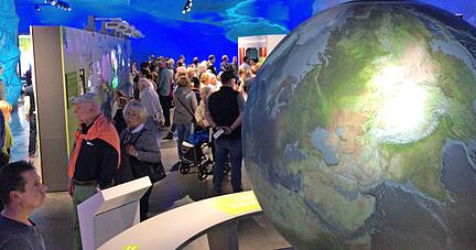 Alles dreht sich um den Planeten: In der Sinsheimer Klima-Arena zeigt die multimediale Weltkugel, wie Prognosen zufolge Temperaturen und Meeresspiegel ansteigen.
Fotos: Alexander Hettich