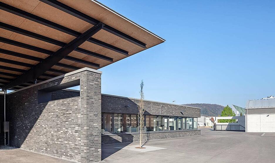 Der Bauhof der Stadt Künzelsau mit Umkleideräumen entstand nach Plänen der OHO Architekten PartGmbB, Stuttgart. Landschaftsarchitekt: Moehrle & Partner, Stuttgart.