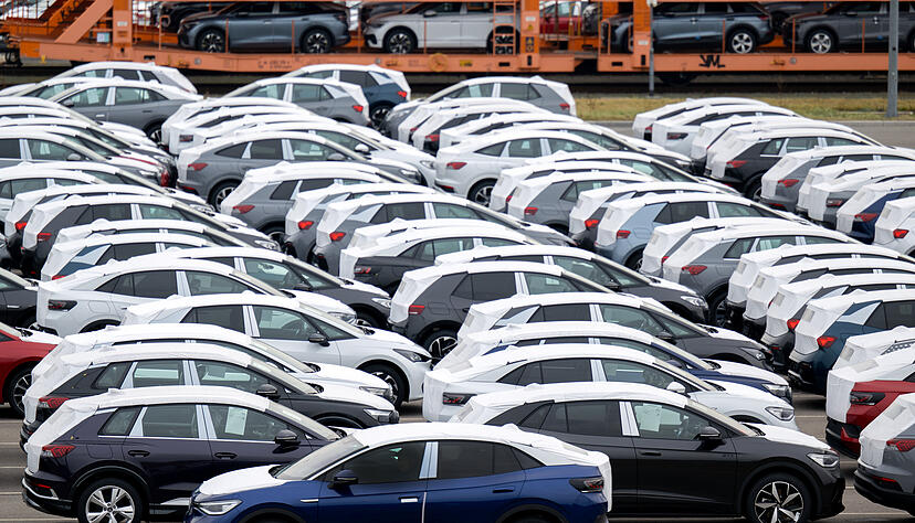 Im Mai 2024 wurden im Vergleich zum Vorjahr rund 31 Prozent weniger neue Pkw mit batterieelektrischem Antrieb (BEV) zugelassen. Im Mai 2024 wurden im Vergleich zum Vorjahr rund 31 Prozent weniger neue Pkw mit batterieelektrischem Antrieb (BEV) zugelassen.