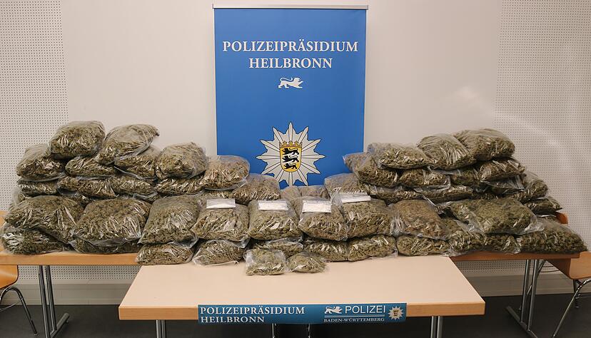 Marihuana und Kokain im Gesamtwert von etwa 315?000 Euro stellte die Polizei in einer Wohnung im Zabergäu sicher. Ein 29-Jähriger wurde festgenommen.
Foto: Polizei Marihuana und Kokain im Gesamtwert von etwa 315?000 Euro stellte die Polizei in einer Wohnung im Zabergäu sicher. Ein 29-Jähriger wurde festgenommen.
Foto: Polizei