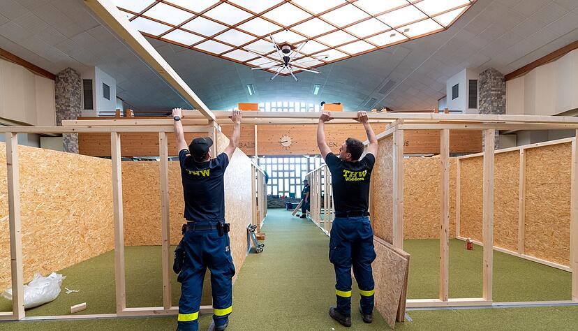 ... sowie in Beilstein, wo die Helfer des THW einzelne Parzellen für die zugewiesenen Flüchtlinge aufbauten. ... sowie in Beilstein, wo die Helfer des THW einzelne Parzellen für die zugewiesenen Flüchtlinge aufbauten.