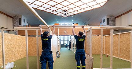 ... sowie in Beilstein, wo die Helfer des THW einzelne Parzellen für die zugewiesenen Flüchtlinge aufbauten.
Fotos: Mario Berger ... sowie in Beilstein, wo die Helfer des THW einzelne Parzellen für die zugewiesenen Flüchtlinge aufbauten.
Fotos: Mario Berger