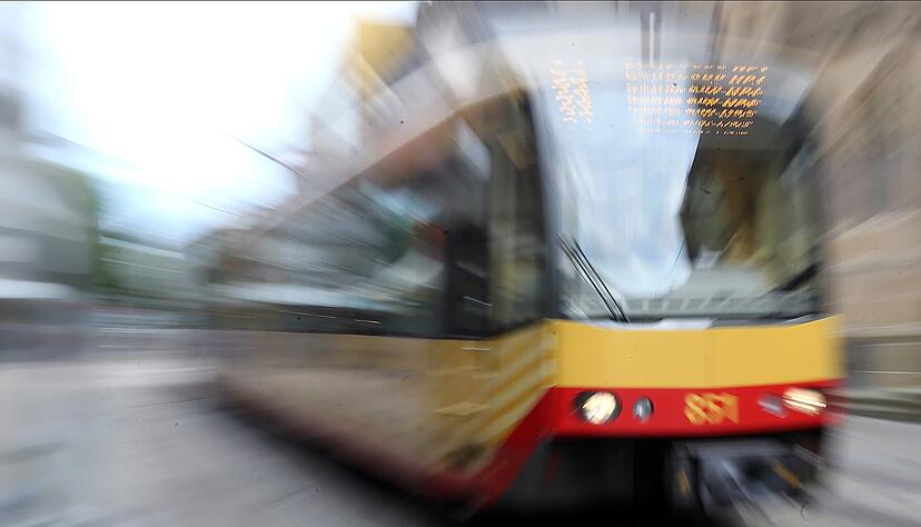 Selbst bei einer sofort eingeleiteten Notbremsung kommen Züge erst nach mehreren hundert Metern zum Halt, berichtet die Bundespolizei. Selbst bei einer sofort eingeleiteten Notbremsung kommen Züge erst nach mehreren hundert Metern zum Halt, berichtet die Bundespolizei.