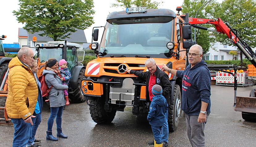 Die großen Maschinen beim Bauhof ziehen Kinder und erwachsene Besucher gleichermaßen an. Leiter Manfred Bechle (rechts) erklärt. Die großen Maschinen beim Bauhof ziehen Kinder und erwachsene Besucher gleichermaßen an. Leiter Manfred Bechle (rechts) erklärt.