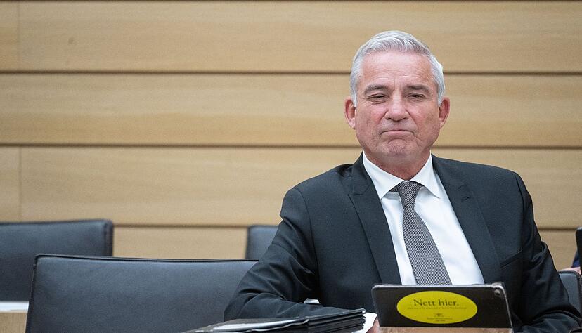 Baden-Württembergs Innenminister Thomas Strobl sitzt im Landtag in der Regierungsbank.