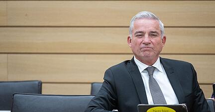 Baden-Württembergs Innenminister Thomas Strobl sitzt im Landtag in der regierungsbank.
