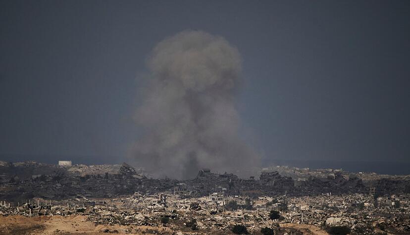 Rauch steigt auf nach einem israelischen Milit&auml;rschlag im n&ouml;rdlichen Gazastreifen.