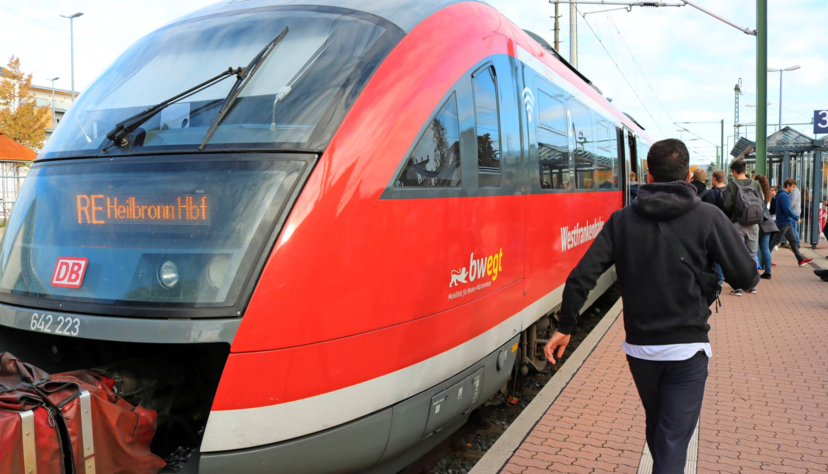 Ein Regionalexpress nach Heilbronn hält am Öhringer Hauptbahnhof. Auf dieser Linie ist am Donnerstag und Freitagvormittag mit Ausfällen zu rechnen. Foto: Peter Hohl