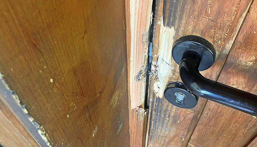 Mit roher Gewalt brachen die unbekannten Diebe in Sportheime ein. Hier ist eine beschädigte Tür des TSV Nordhausen zu sehen.
Foto: Adrian Hoffmann Mit roher Gewalt brachen die unbekannten Diebe in Sportheime ein. Hier ist eine beschädigte Tür des TSV Nordhausen zu sehen.
Foto: Adrian Hoffmann