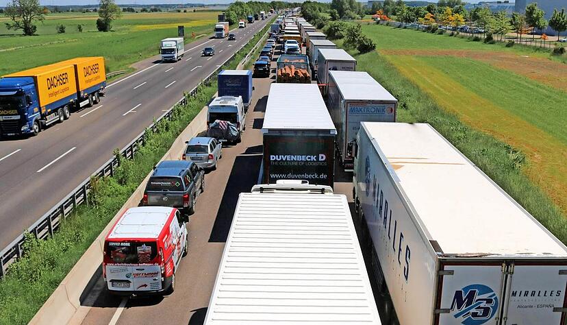 Die A6 durch Hohenlohe soll auf kompletter Strecke sechsspurig ausgebaut werden. Doch die Planungen gestalten sich äußerst zäh. Diese Verzögerungen haben auch gravierende finanzielle Folgen. Die A6 durch Hohenlohe soll auf kompletter Strecke sechsspurig ausgebaut werden. Doch die Planungen gestalten sich äußerst zäh. Diese Verzögerungen haben auch gravierende finanzielle Folgen.