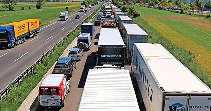 Die A6 durch Hohenlohe soll auf kompletter Strecke sechsspurig ausgebaut werden. Doch die Planungen gestalten sich äußerst zäh. Diese Verzögerungen haben auch gravierende finanzielle Folgen.
Foto: Archiv/Reichert Die A6 durch Hohenlohe soll auf kompletter Strecke sechsspurig ausgebaut werden. Doch die Planungen gestalten sich äußerst zäh. Diese Verzögerungen haben auch gravierende finanzielle Folgen.
Foto: Archiv/Reichert