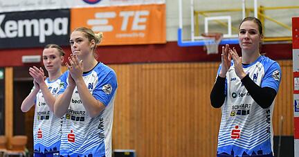 Lange Gesichter bei Lilli Holste, Kim Hinkelmann und Annefleur Bruggeman (von links) nach der misslungenen Rückkehr in den Bundesliga-Alltag. Lange Gesichter bei Lilli Holste, Kim Hinkelmann und Annefleur Bruggeman (von links) nach der misslungenen Rückkehr in den Bundesliga-Alltag.