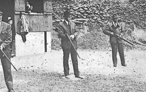 Schießen will regelmäßig trainiert sein: Einweihung des Tontaubenstandes im Oktober 1963 auf dem Vereinsgelände im Köpfertal.
Foto: Kreisjägerschaft Heilbronn Schießen will regelmäßig trainiert sein: Einweihung des Tontaubenstandes im Oktober 1963 auf dem Vereinsgelände im Köpfertal.
Foto: Kreisjägerschaft Heilbronn