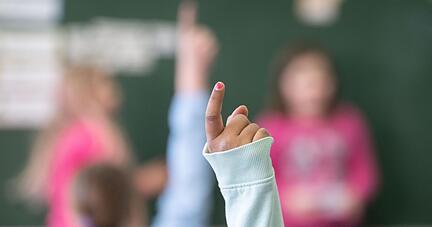 Eine Sch&uuml;lerin meldet sich im Unterricht.