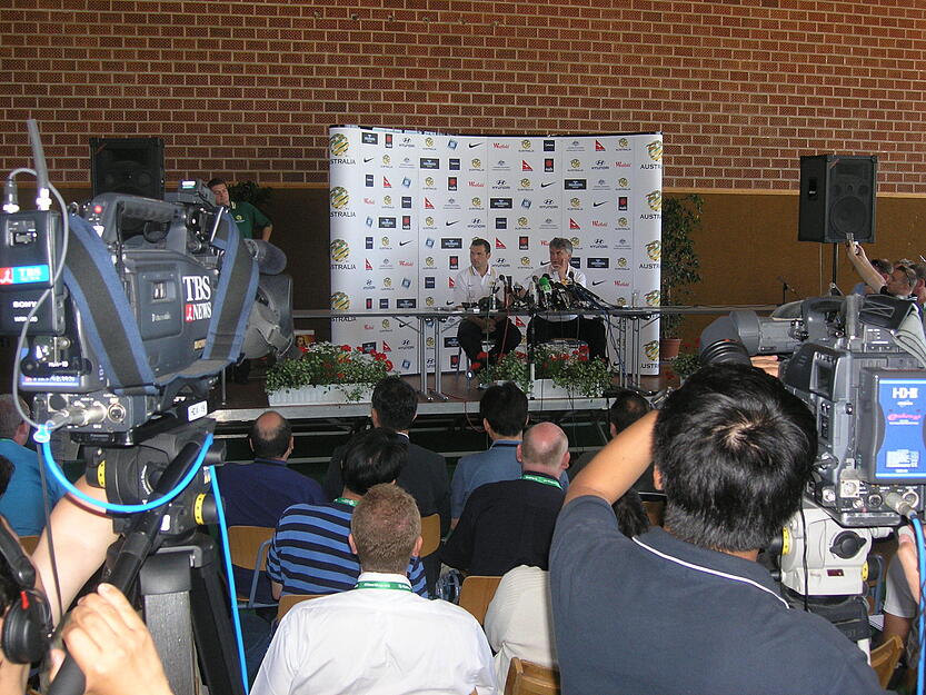 11. Juni 2006: Pressekonferenz mit dem australischen Coach Guus Hiddink (im Bild rechts) und Spielführer Mark Viduka  in der Karl-Huber-Halle in Öhringen.